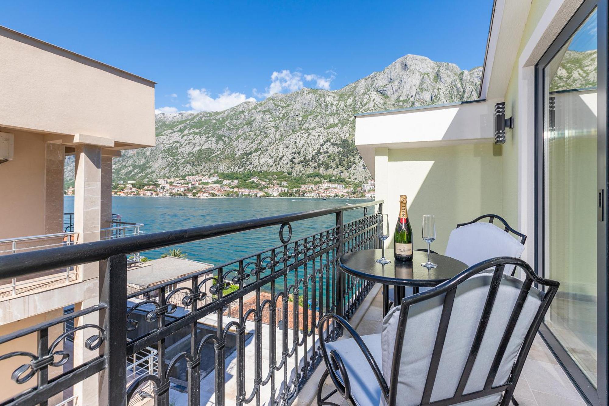 Dekaderon Lux Apartments Cattaro Esterno foto